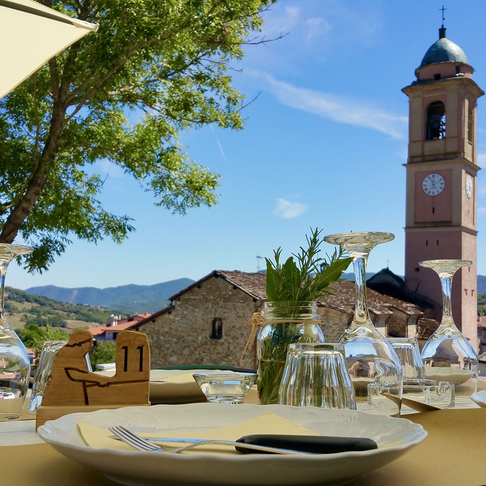 La piazza e il campanile di Morfasso