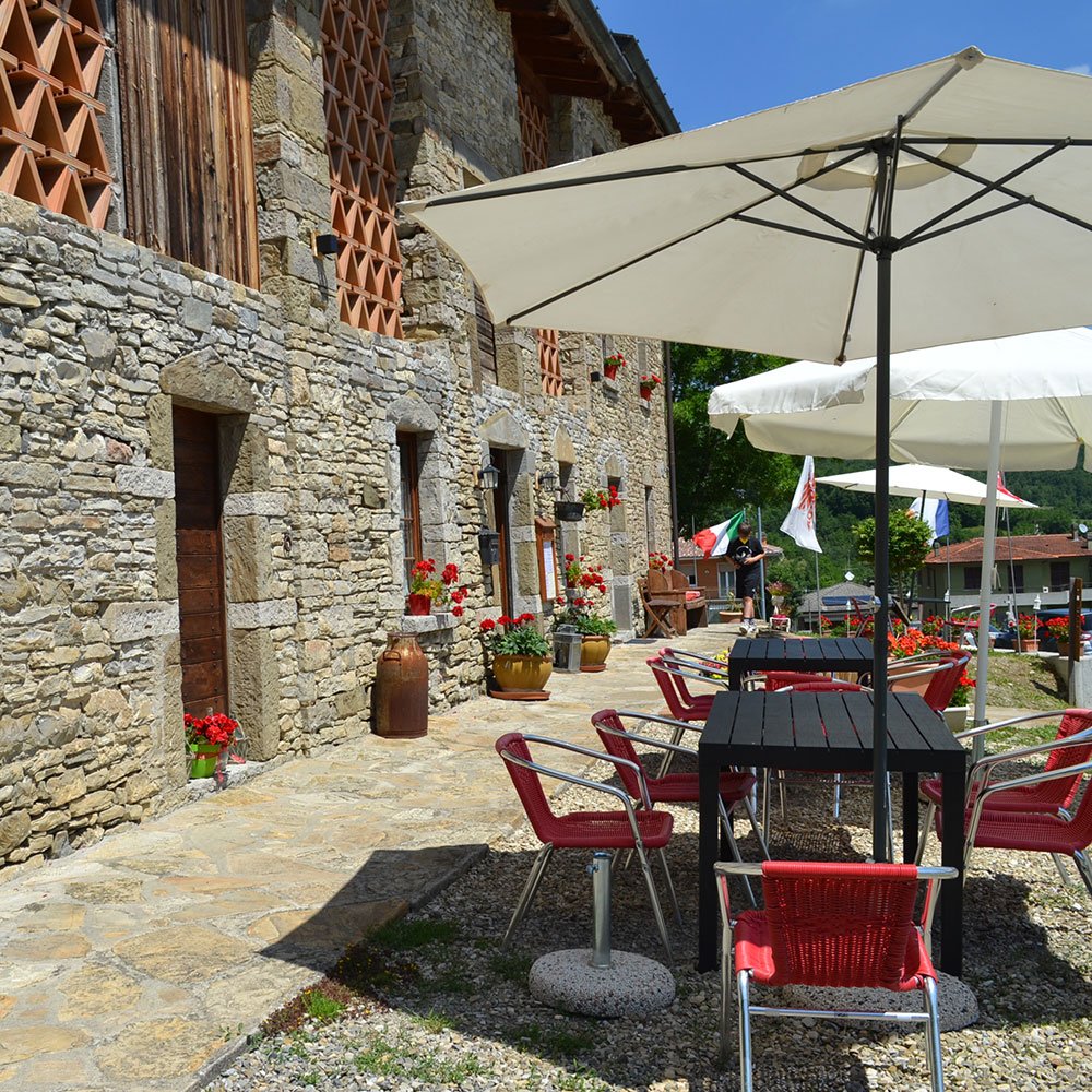 I tavoli davanti all’Osteria