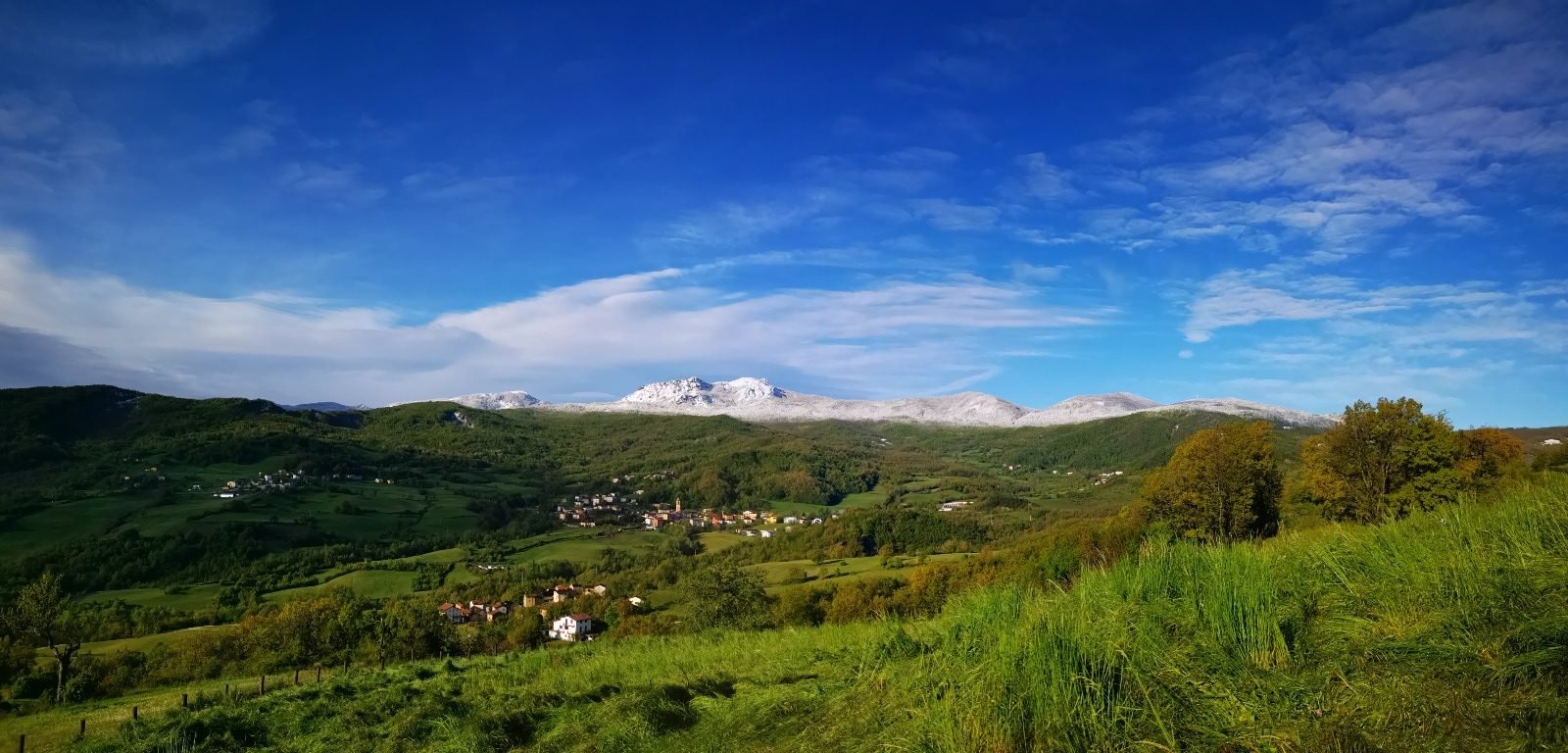 Il panorama verde delle montagne e delle valli piacentine
