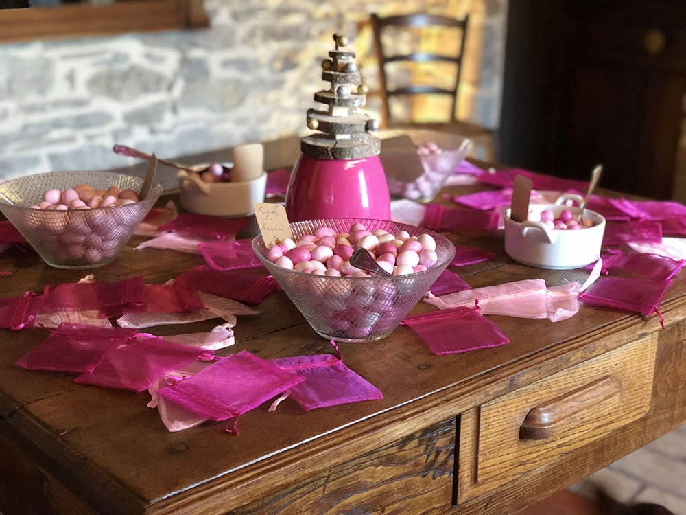 Una tavola apparecchiata in rosa