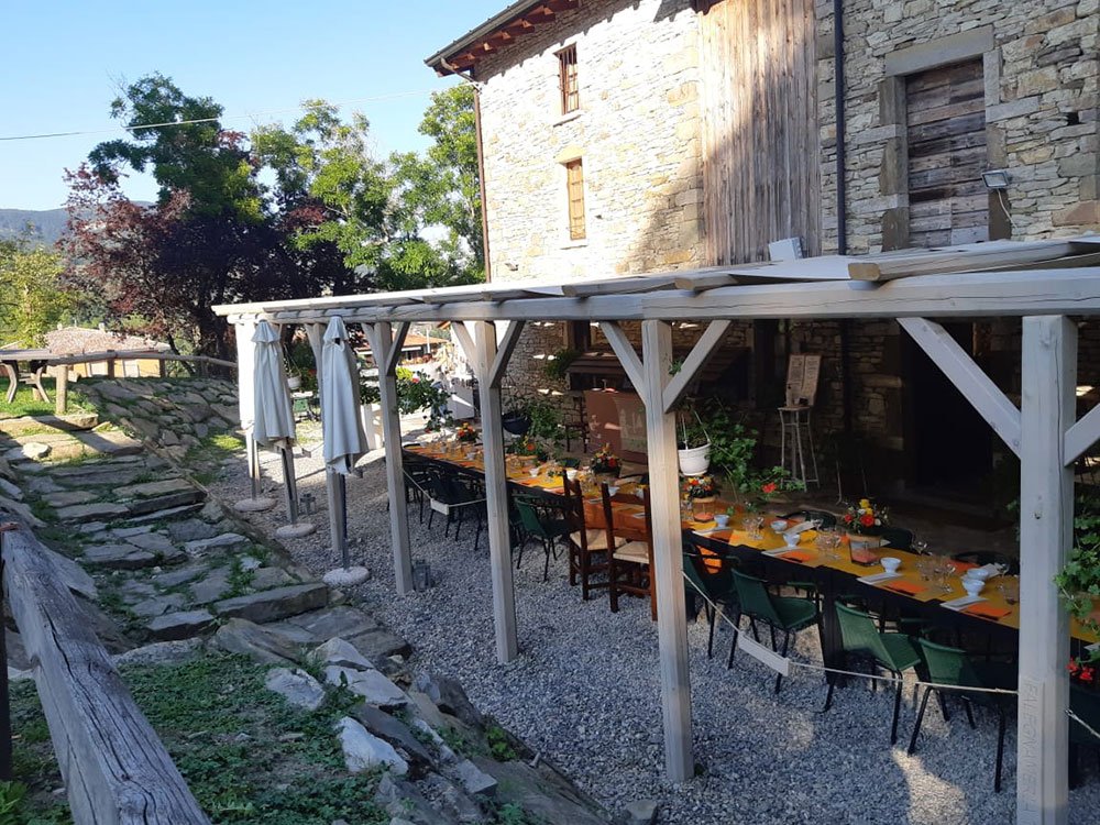 I tavoli preparati per un matrimonio sotto il pergolato