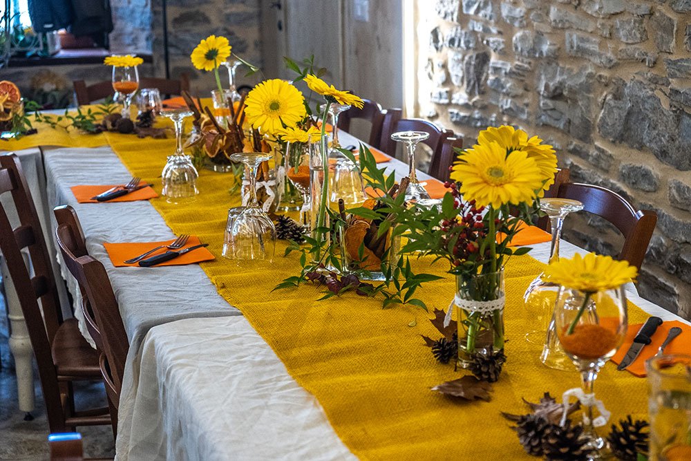 Una tavola con fiori gialli per festeggiare