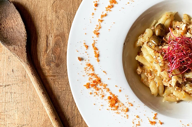 Un piatto preparato nella cucina dell’osteria